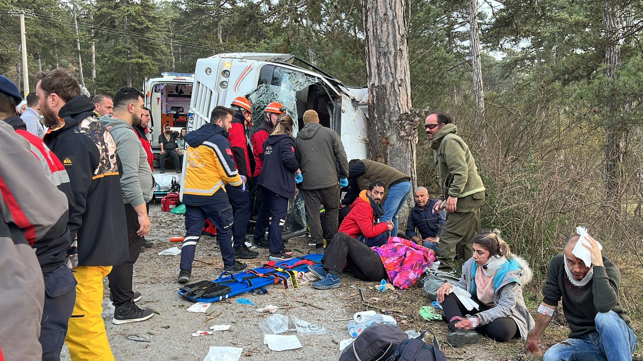 Kartalkaya yolunda freni boşalan minibüs devrildi: 14 yaralı