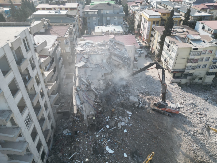 En işlek caddedeki en eski binalar yıkılıyor