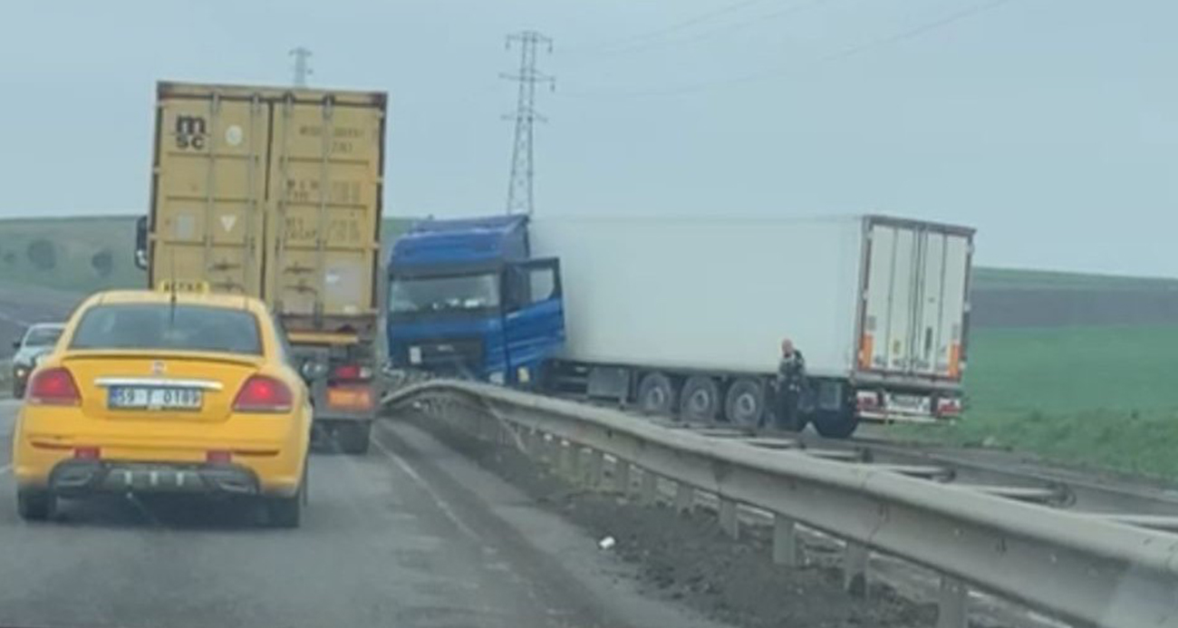 Kaza anı araç kamerasına yansıdı