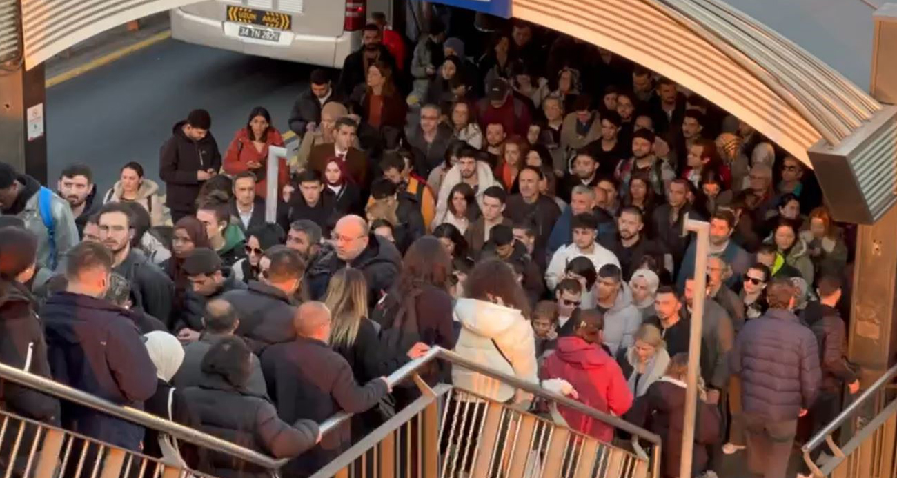 Mecidiyeköy metrobüs durağında insan seli