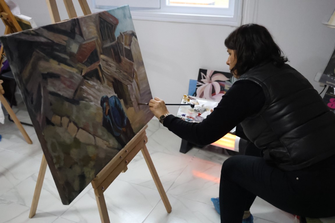 Paleti eline alan afetzede kadınlar, deprem psikolojisini resim çizerek atlatıyor