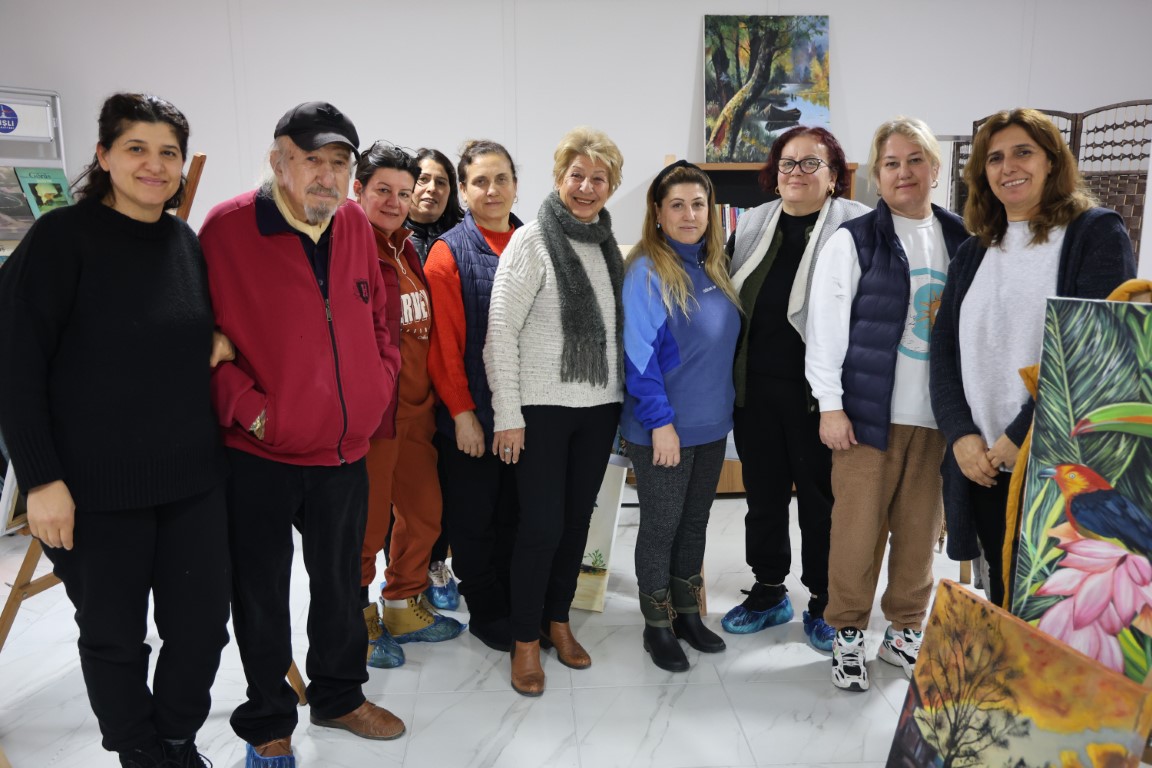 Paleti eline alan afetzede kadınlar, deprem psikolojisini resim çizerek atlatıyor