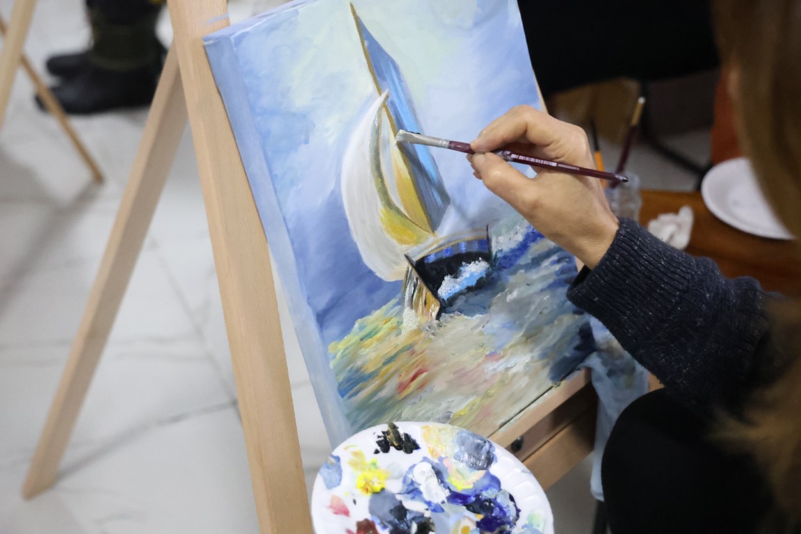 Paleti eline alan afetzede kadınlar, deprem psikolojisini resim çizerek atlatıyor