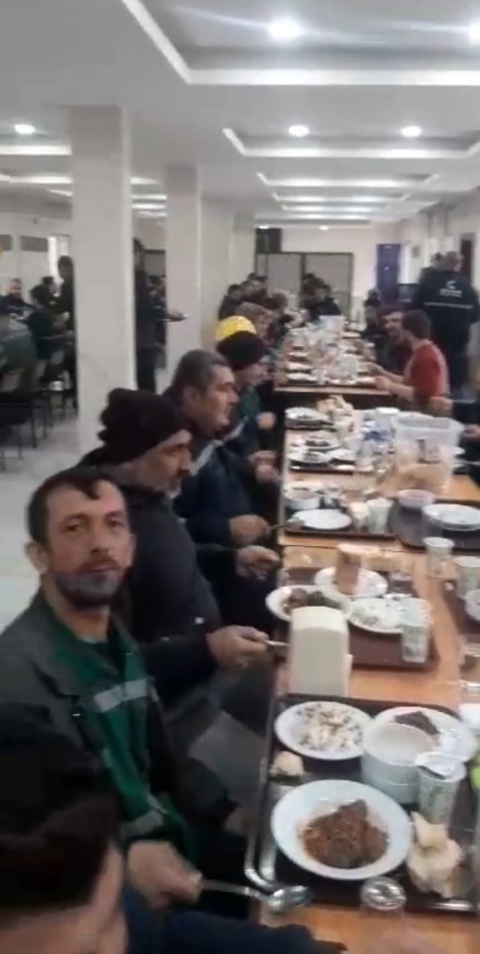 Özelleştirilen termik santrallerin işçileri öğle yemeğinde eylem yaptı