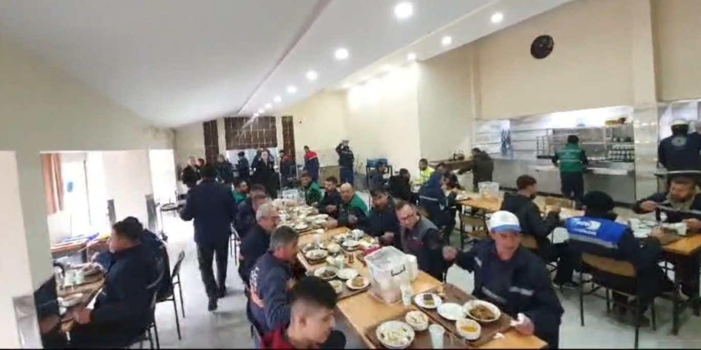 Özelleştirilen termik santrallerin işçileri öğle yemeğinde eylem yaptı