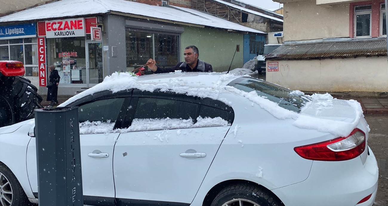 Mart yine kapıdan baktırdı: Karlıova’da kar yağdı