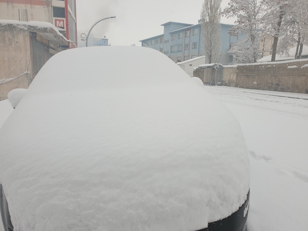 Başkale’de okullar tatil edildi: 65 yerleşim yerinin yolu kapandı