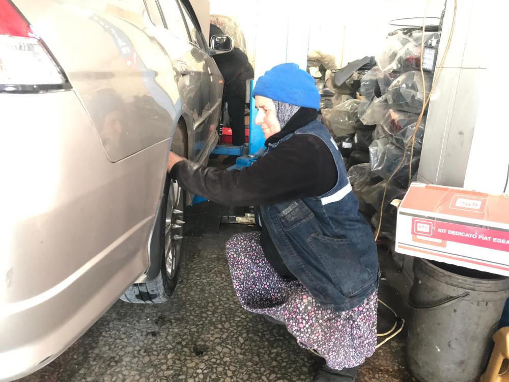 Eşi kaza geçirince önce aşçı sonra tamirci oldu