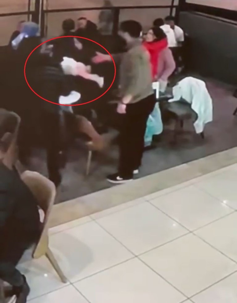 1 yaşındaki çocuğun hayatını kurtaran hareket kamerada...