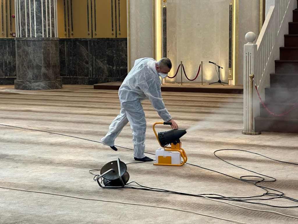 Taksim Camii gül suyuyla yıkandı