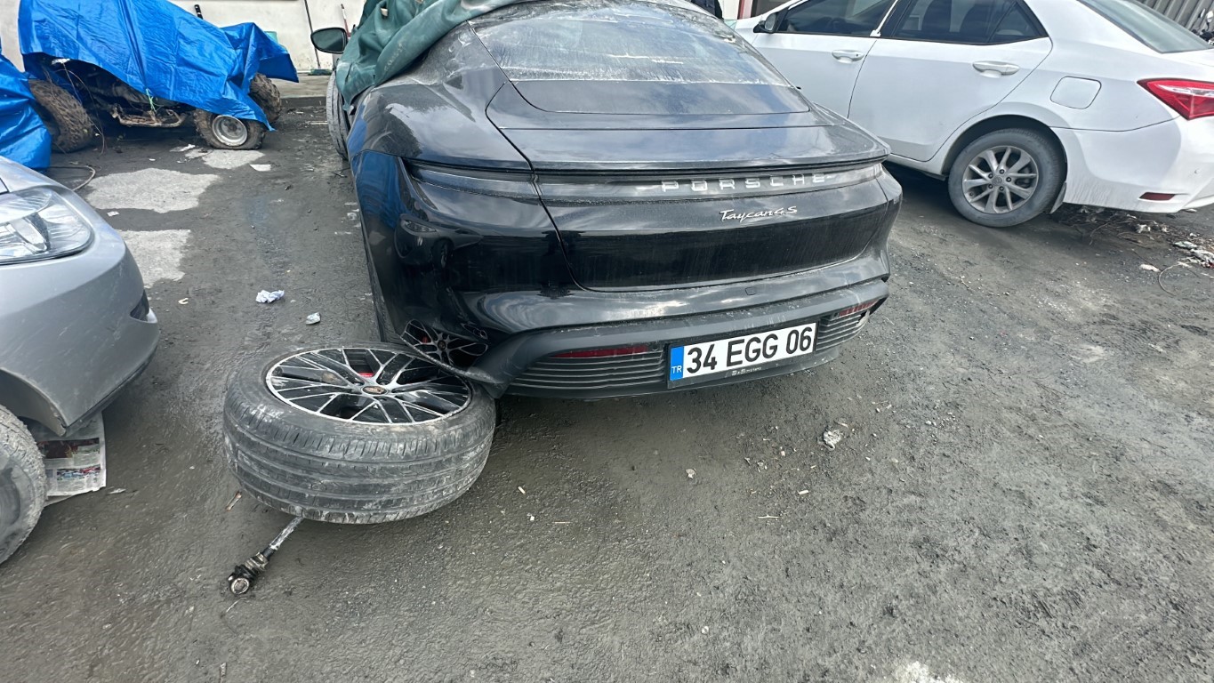 Eyüpsultan’daki feci kazaya karışan Porsche ve ATV’nin son hali kazanın boyutunu gözler önüne serdi