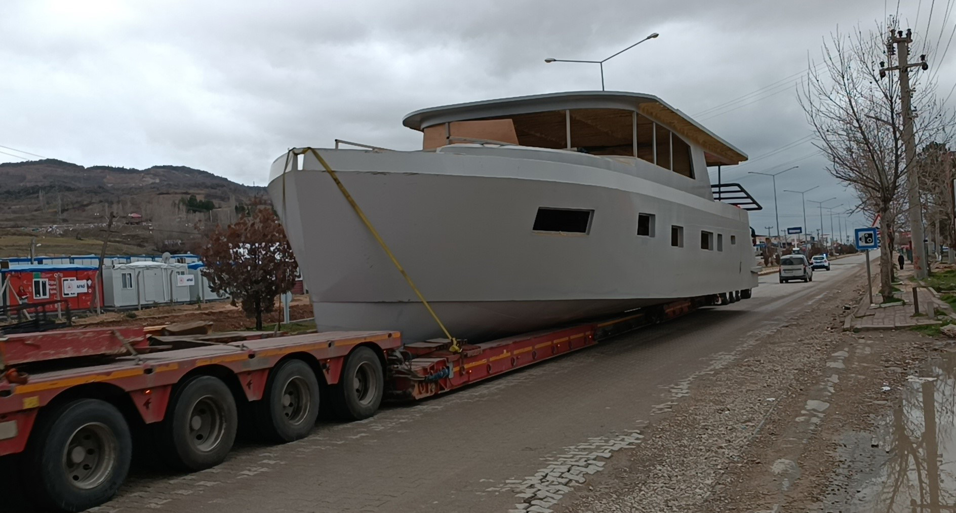Kara yolundan geçirilen dev tekne, trafiği kilitledi
