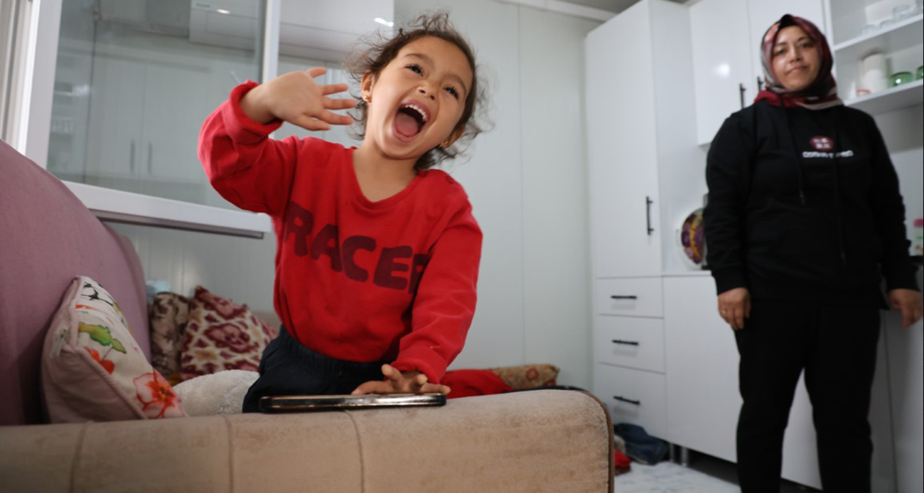 Depremden kurtulan ailede anne hem çocuğuna bakıyor hem çalışıyor