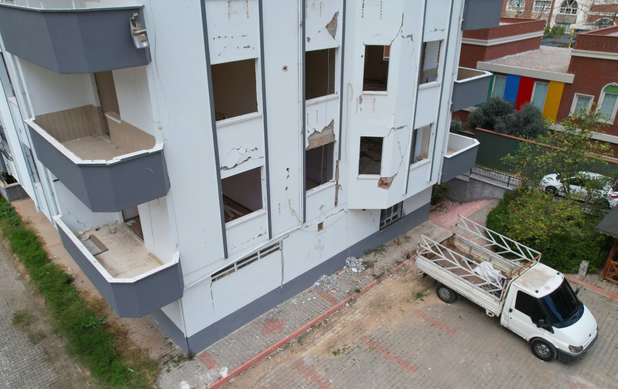 Güçlendirme beklenen binalarda hayat sürüyorlar