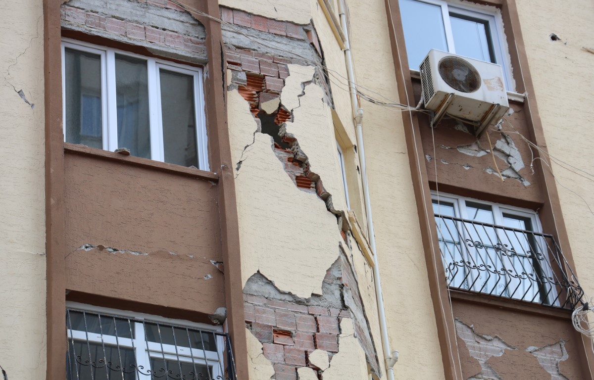 Güçlendirme beklenen binalarda hayat sürüyorlar