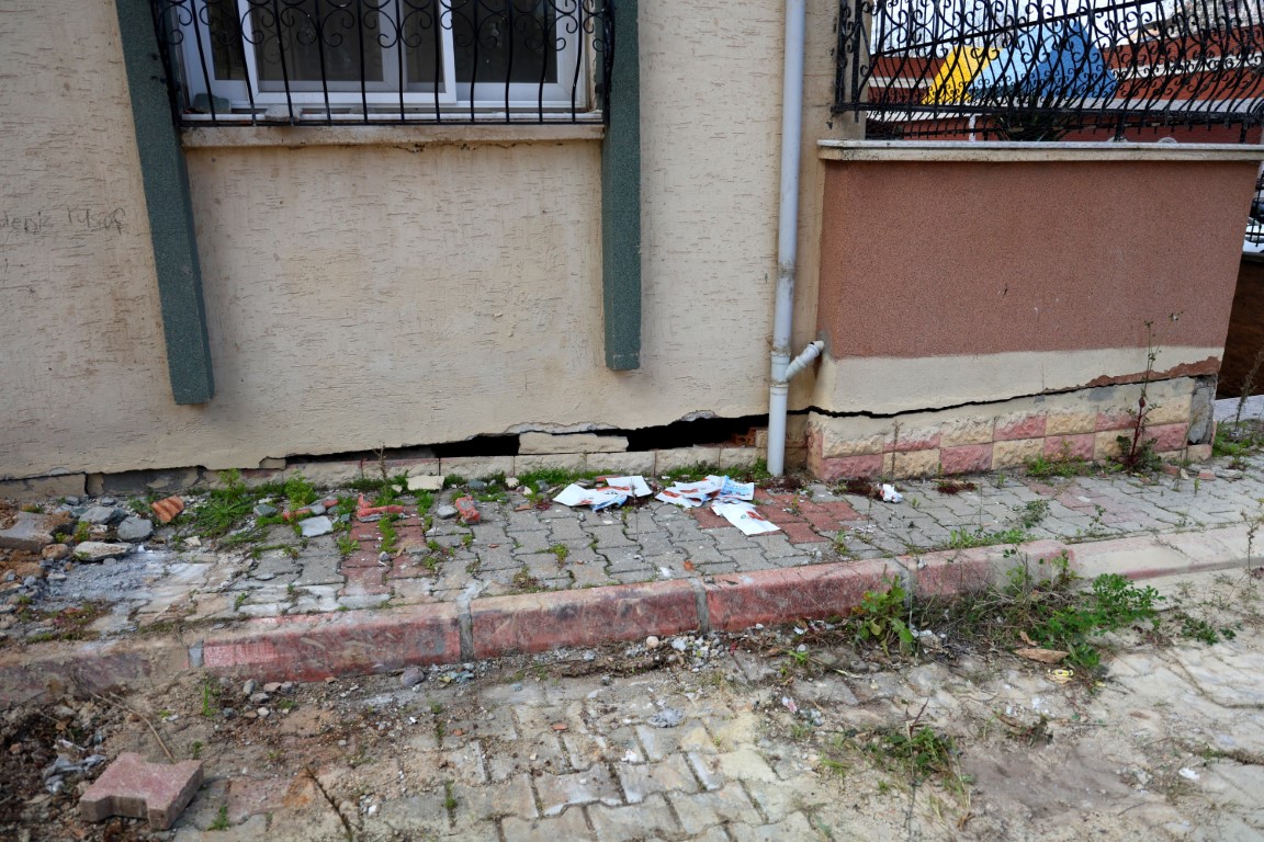 Güçlendirme beklenen binalarda hayat sürüyorlar