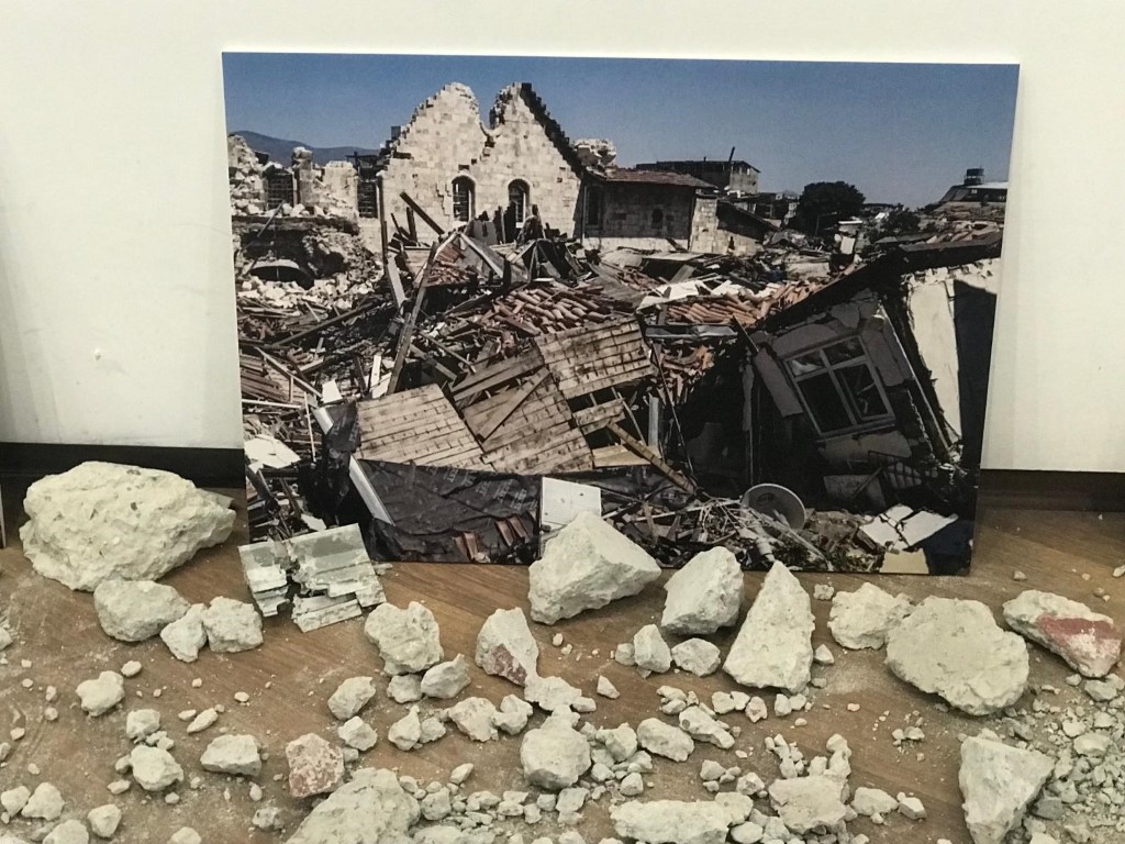 Deprem bölgesinden getirilen objelerin yer aldığı ‘Yaşamın İzleri’ sergisi açıldı