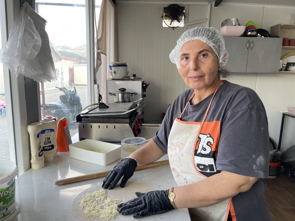 Osmaniye’de kadın esnaf konteyner kentte hayata tutunuyor