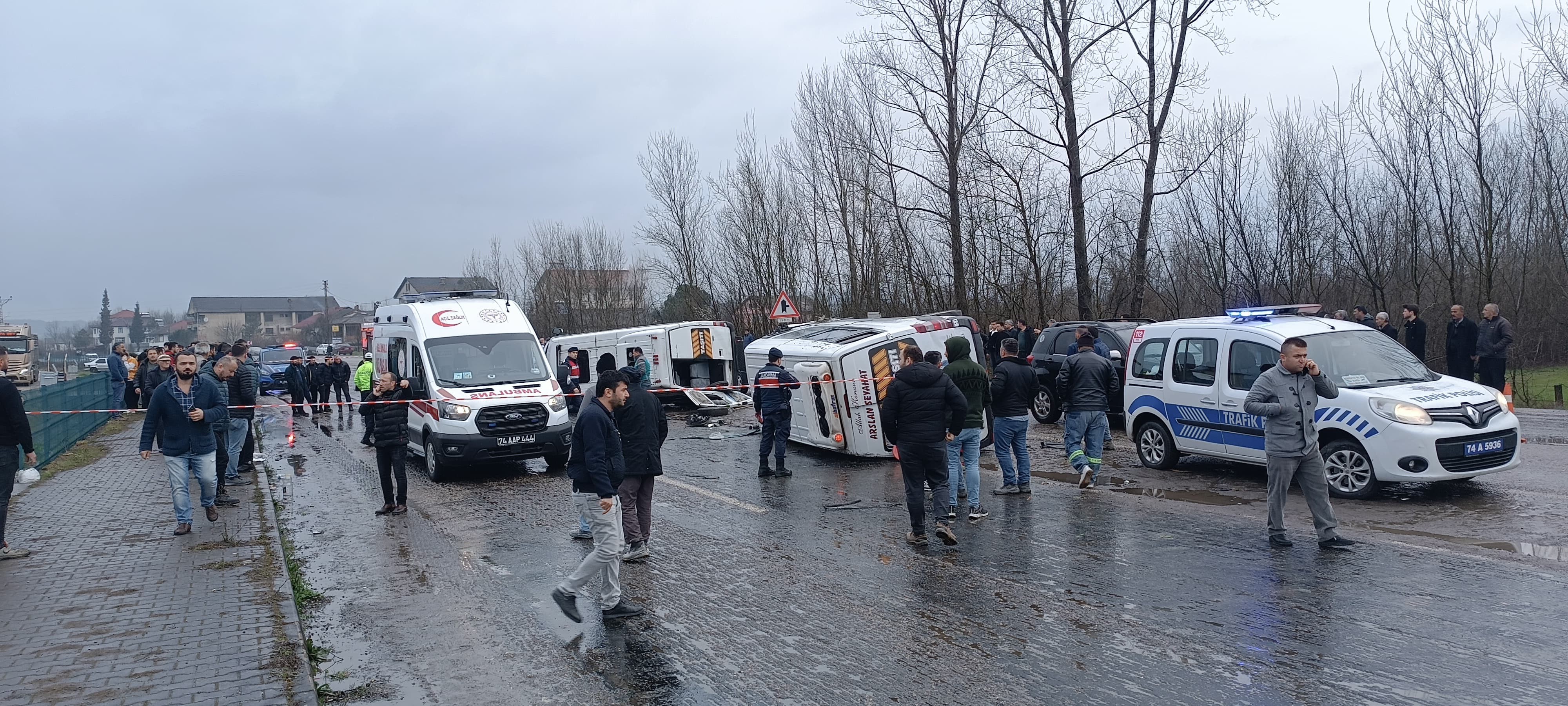 Bartın’da işçi servisleri kaza yaptı: 1 ölü, 27 yaralı