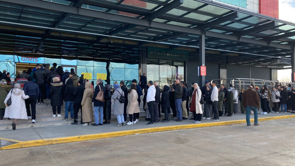 Ankara’da mağaza açılışında indirim izdihamı