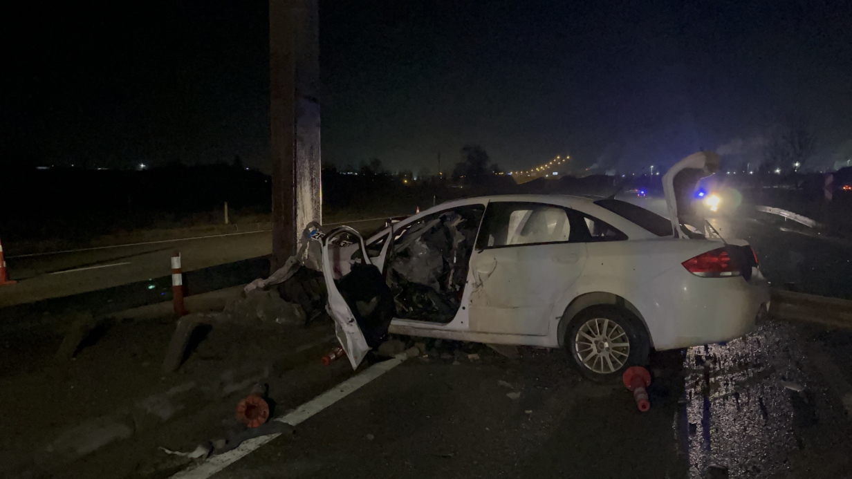 Eskişehir’de feci kaza: 190 kilometre hızla direğe çarpan otomobilin sürücüsü hayatını kaybetti