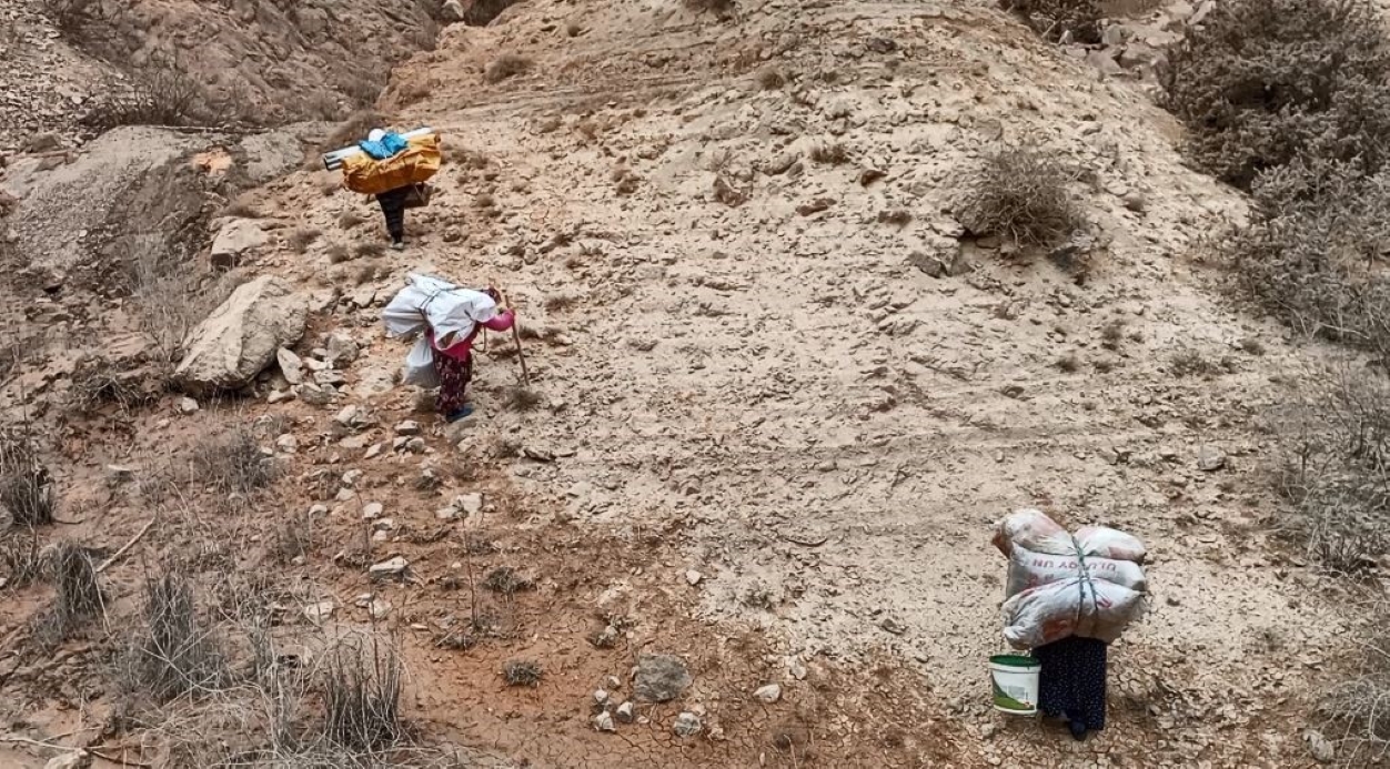 Baraj suları çekilince hatıraları için evlerine patika yol yaptılar