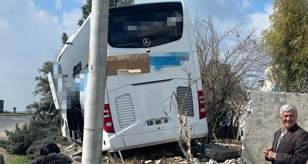 Mardin’de yolcu otobüsü bir evin bahçesine girdi