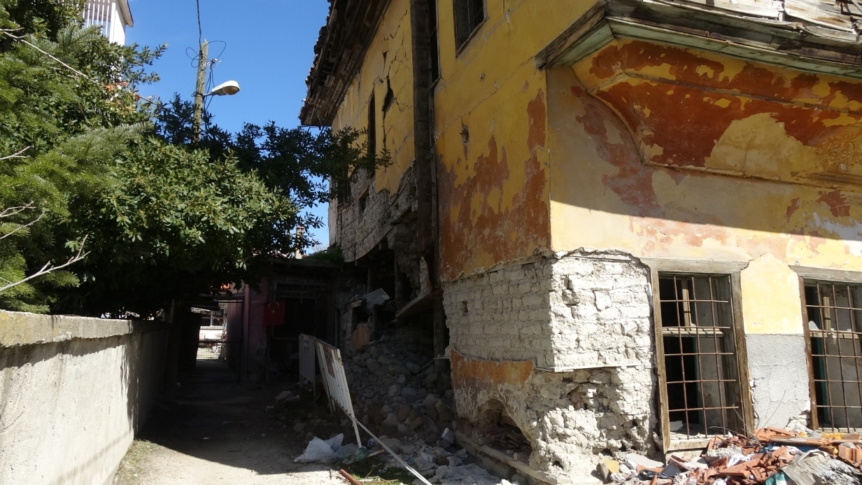 Burdur’da onlarca başvuruya rağmen tedbir alınmayan metruk bina tehlike saçıyor