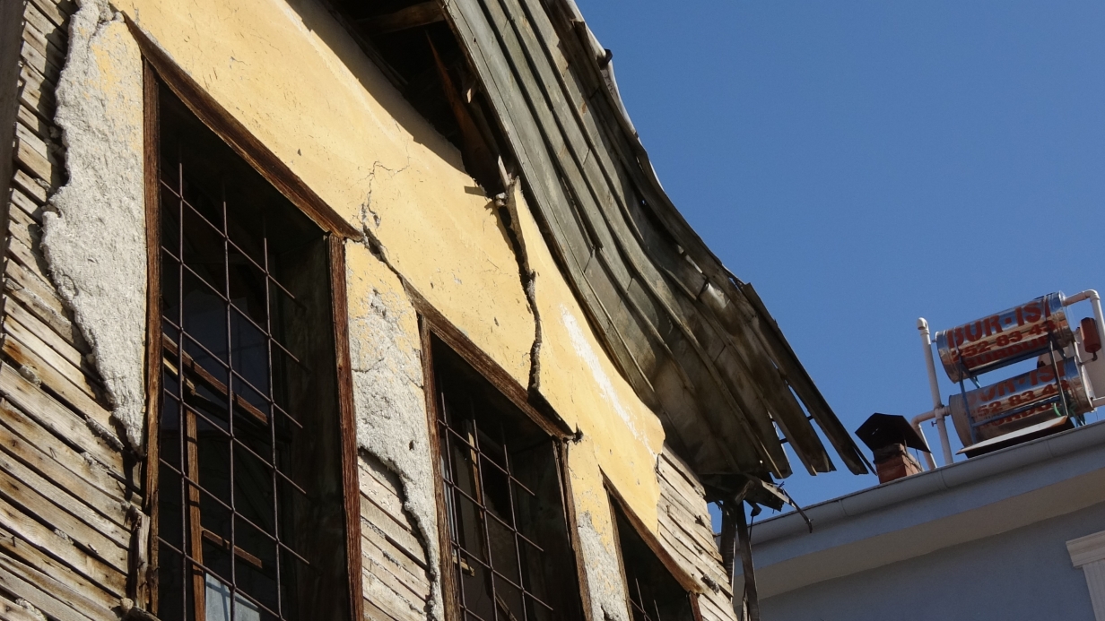 Burdur’da onlarca başvuruya rağmen tedbir alınmayan metruk bina tehlike saçıyor