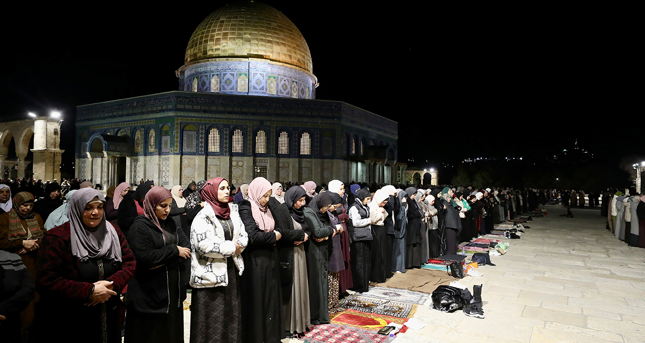 Mescid-i Aksa&#039;da ramazanın ilk gününde teravih namazı 35 bin kişiyle kılındı