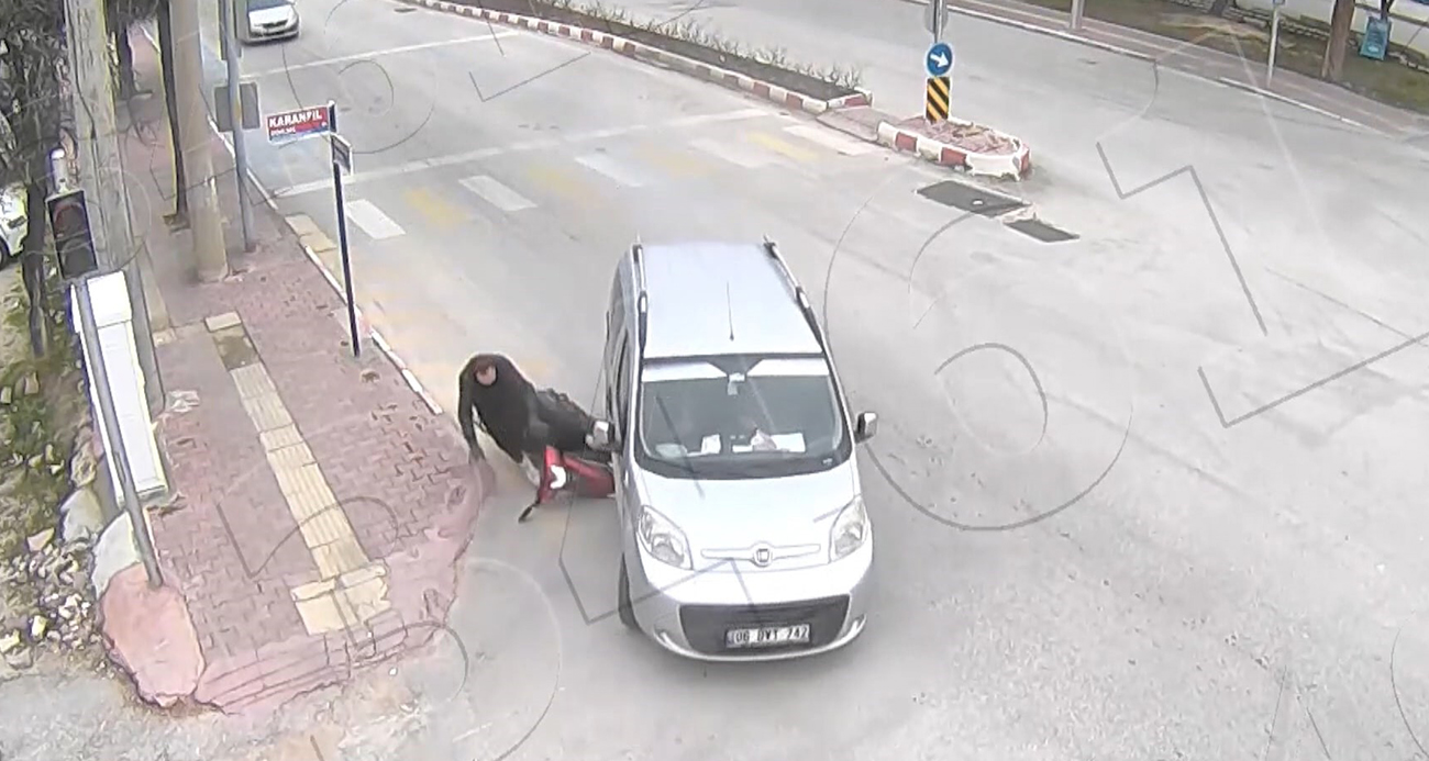 Sağından geçmek istediği otomobilin altında kalmaktan son anda kurtuldu