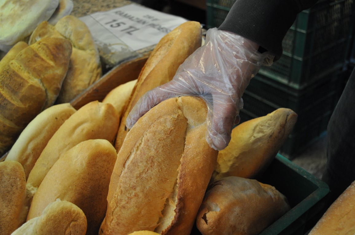 Poşetini getirene ekmeği ucuza satan fırıncı çevre kirliliğine engel oluyor