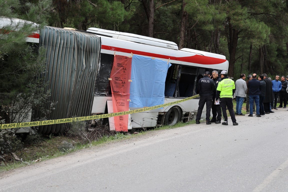 İzmir’de yolcuların olduğu belediye otobüsüne tır çarptı: 1 ölü, 4 yaralı