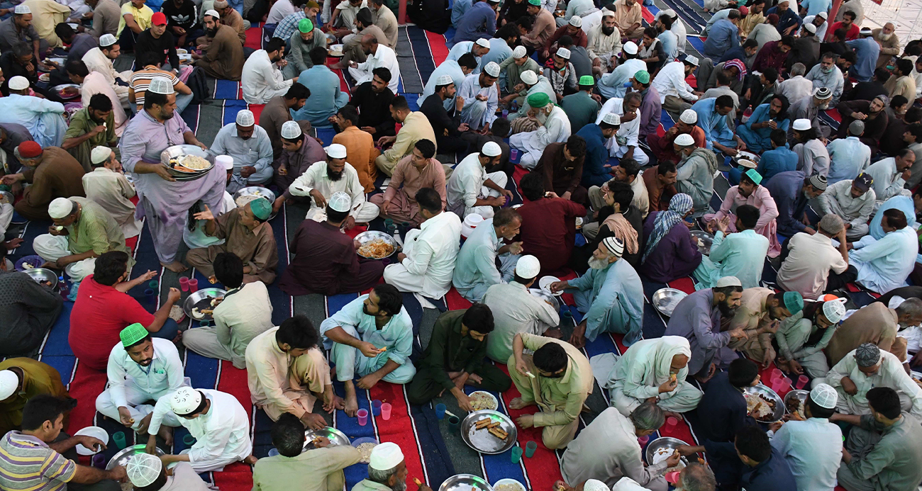 Pakistan’da ilk iftar yapıldı