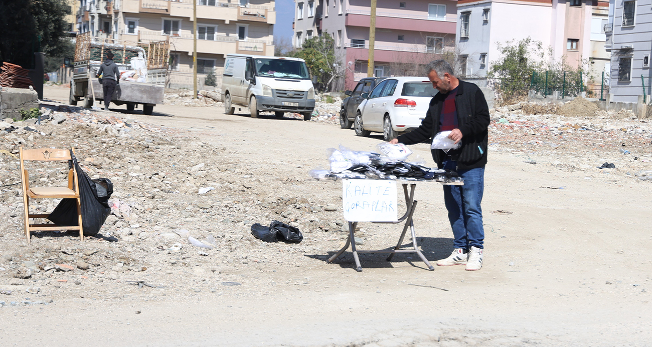 Karış karış bildiği sokaklarda ekmek parasını kazanıyordu, ömrünün geçtiği sokakları tanıyamaz hale geldi