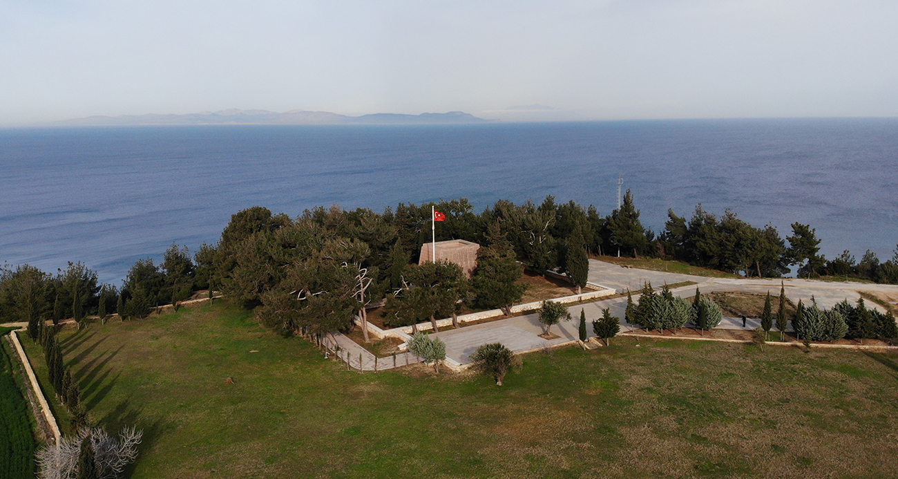 Çanakkale Savaşları’nın en kanlı çarpışmalarının yaşandığı Zığındere’de şehitlerin kemikleri bu anıtın dibinde bulunuyor