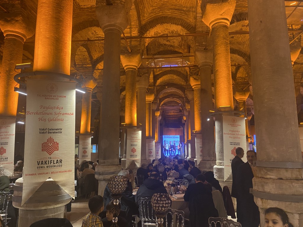 Tarihi Binbirdirek Sarnıcı’nda düzenlenen iftar programına yoğun ilgi