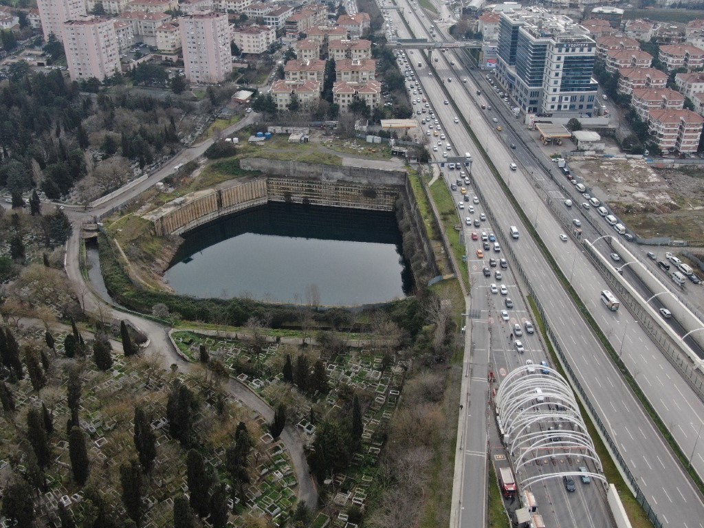 Kadıköy’de su dolan inşaat sahasını 