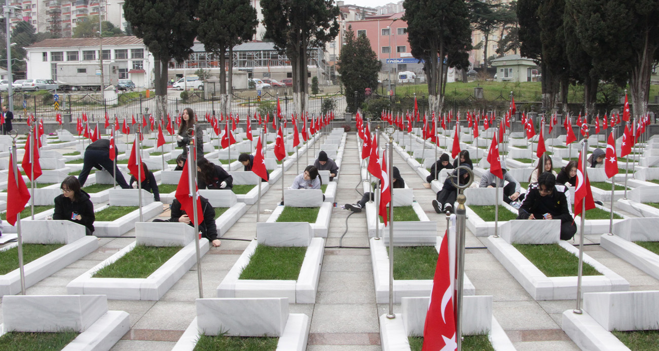 Şehit mezarları lise öğrencilerinin eli ile güzelleşiyor