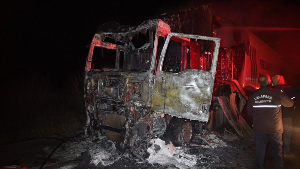 Edirne’de domates yüklü tır yanarak hurdaya döndü