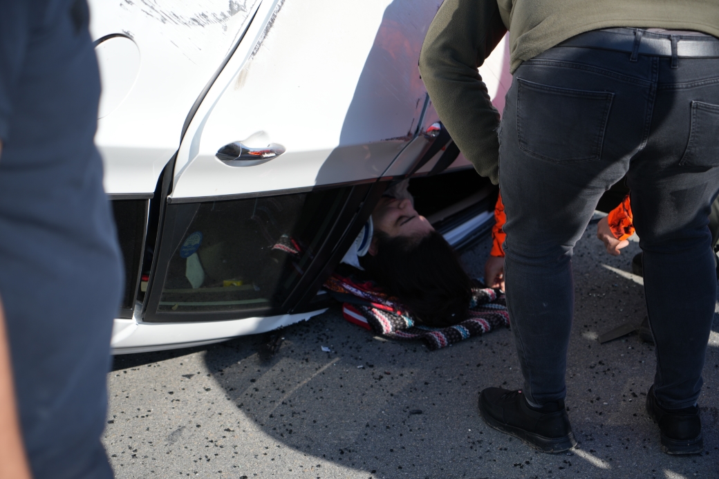 Edirne’de takla atan otomobil sürücüsü sıkıştığı yerden kurtarıldı