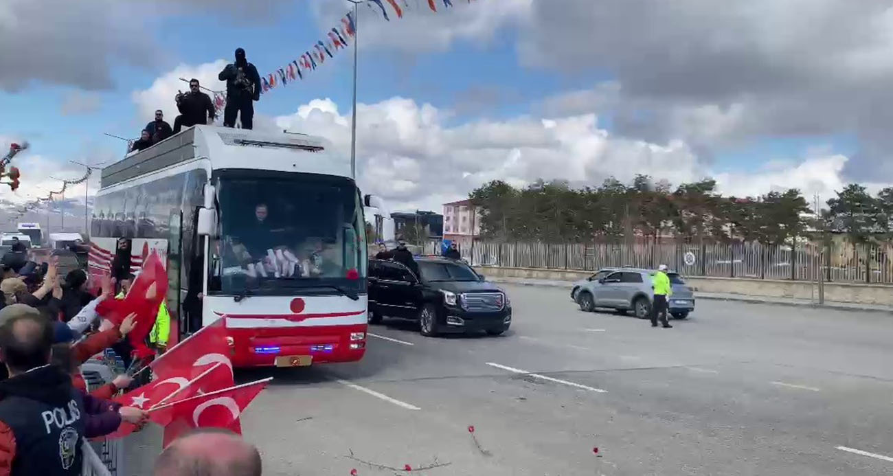 Cumhurbaşkanı Erdoğan geçerken yola karanfiller attılar