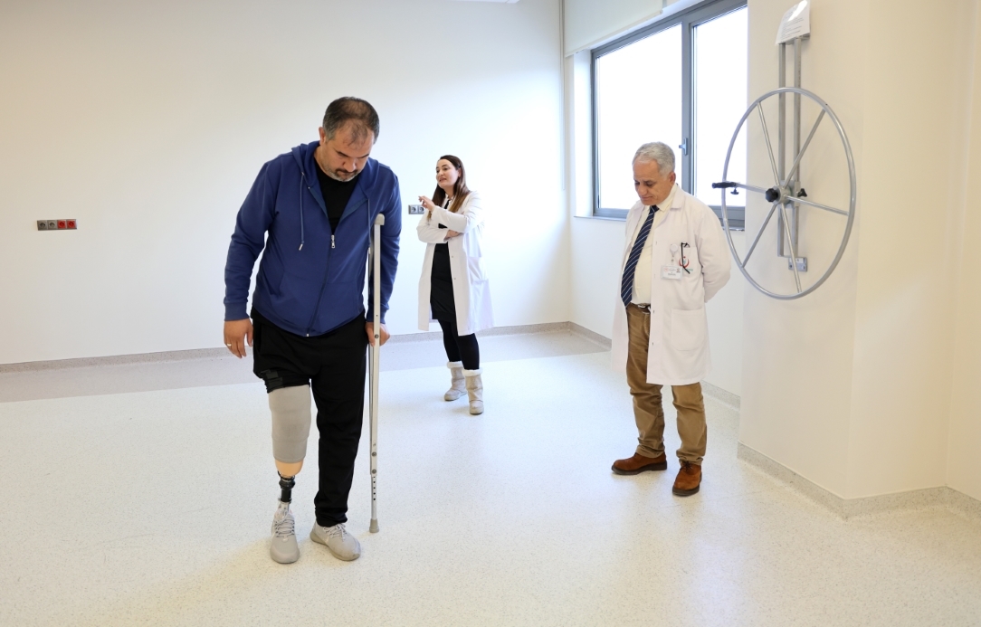 Depremde 2 evladını ve bacağını kaybeden baba, proteziyle yürümeye başladı