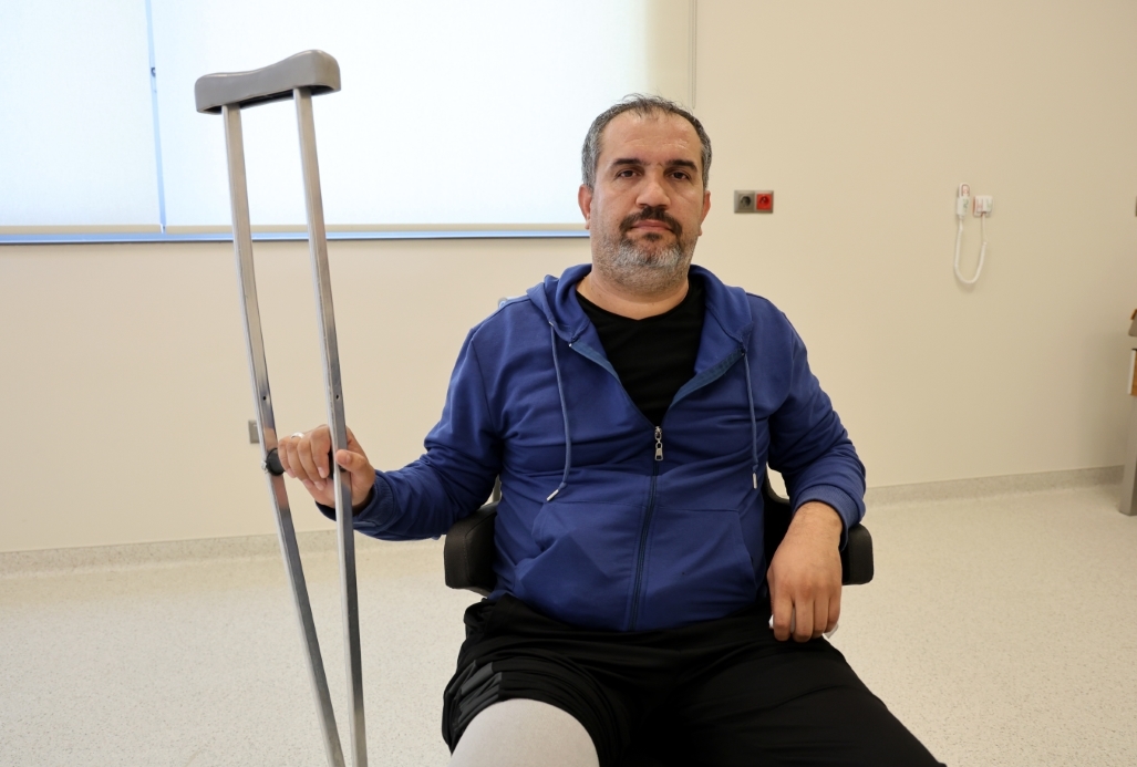 Depremde 2 evladını ve bacağını kaybeden baba, proteziyle yürümeye başladı