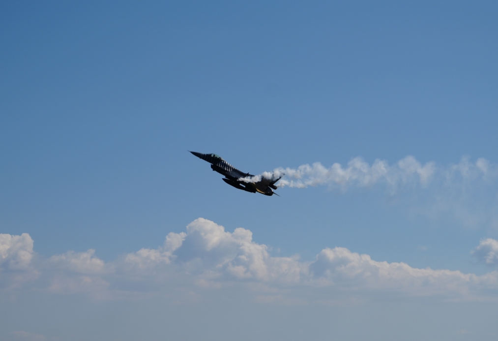 SOLOTÜRK Çanakkale Şehitlerini selamladı