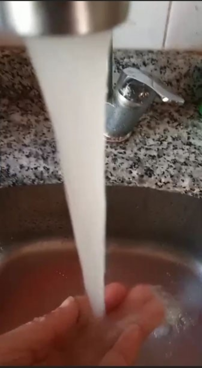 Sultangazi’de İSKİ’nin şebeke suyundaki ağır koku vatandaşları tedirgin ediyor