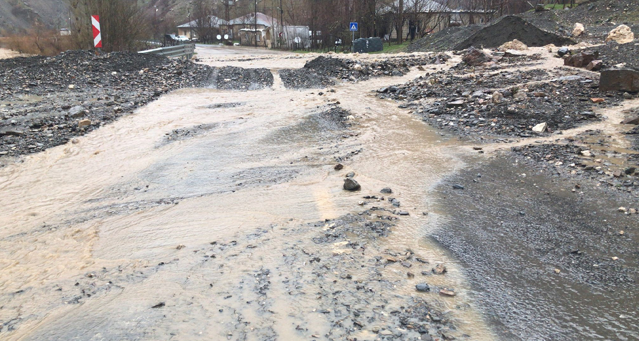 Hakkari’de çığdan sonra sel meydana geldi