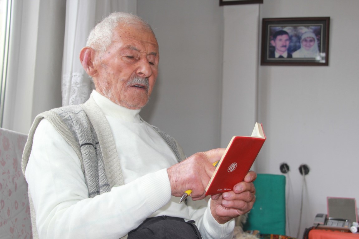 Asırlık çınar 72 yıldır günlük tutuyor: “Okudukça gençliğim gözümün önüne geliyor”