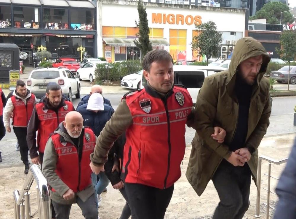 Trabzonspor-Fenerbahçe maçında sahaya girerek olaylara karışan 7 kişi adliyeye getirildi