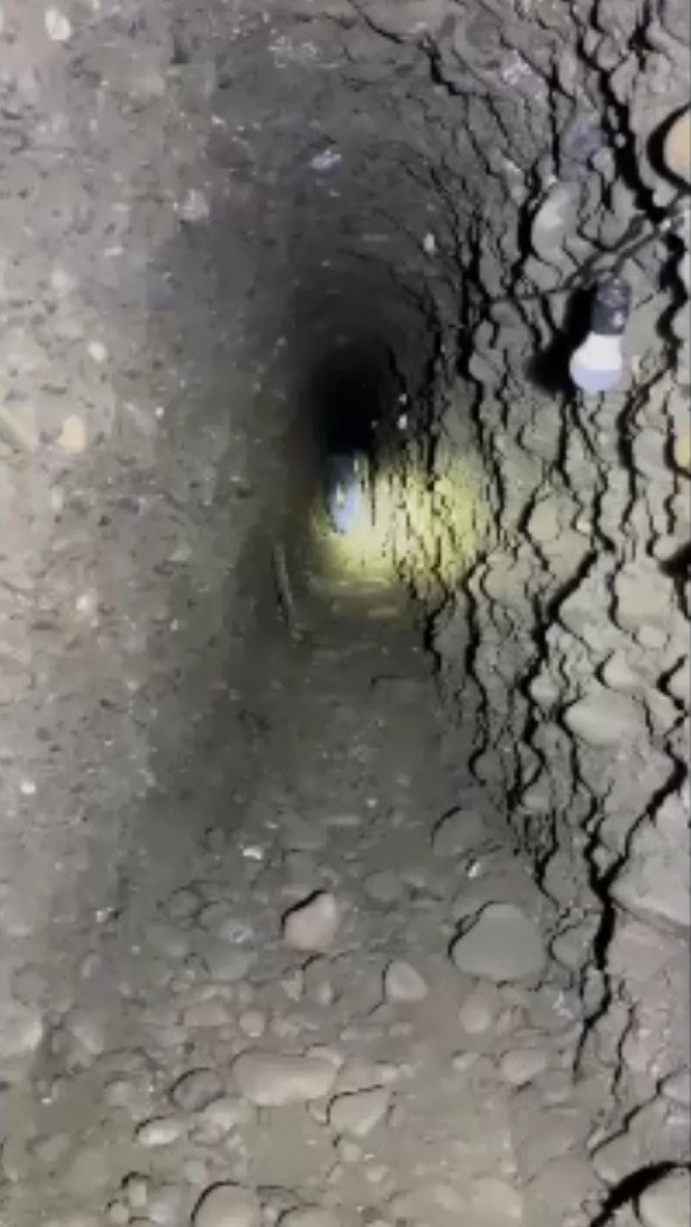 Kırgızistan'da bir evde Özbekistan'a uzanan 130 metrelik gizli tünel bulundu